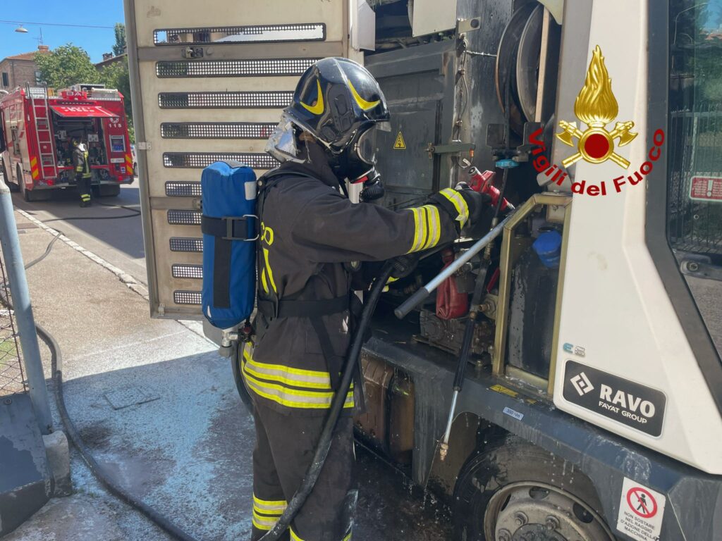 Incendio di una spazzatrice stradale in via Aldo Bologni, necessario l’intervento dei Vigili del fuoco