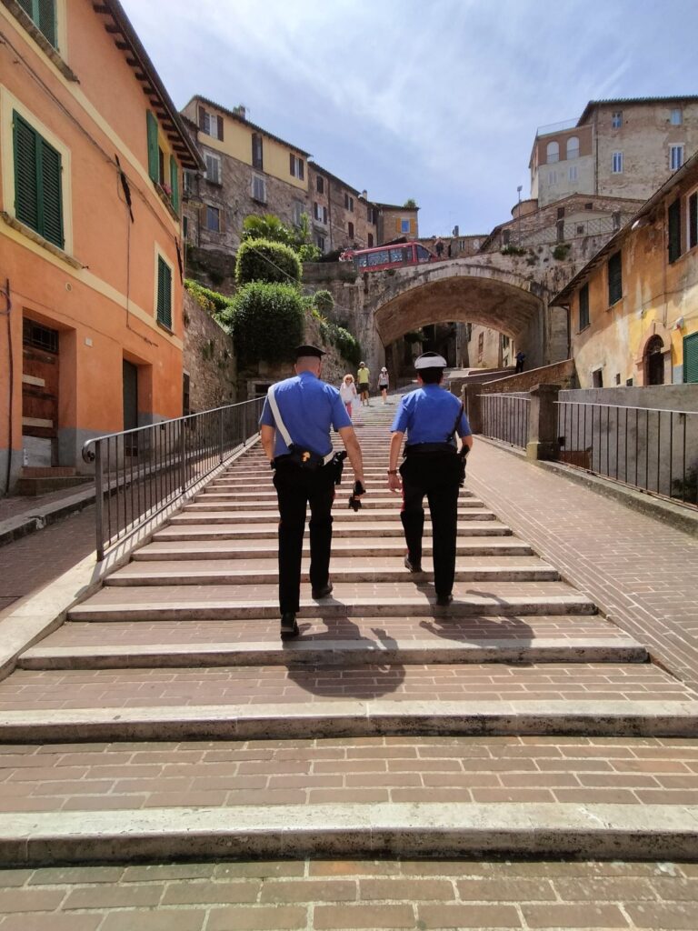 Perugia: sorpresa a spacciare in auto, denunciata 41enne equadoregna