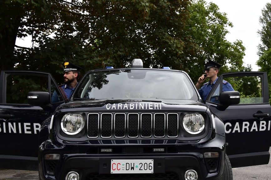 Giovane portalettere getta la posta nei cassonetti invece di consegnarla, denunciato